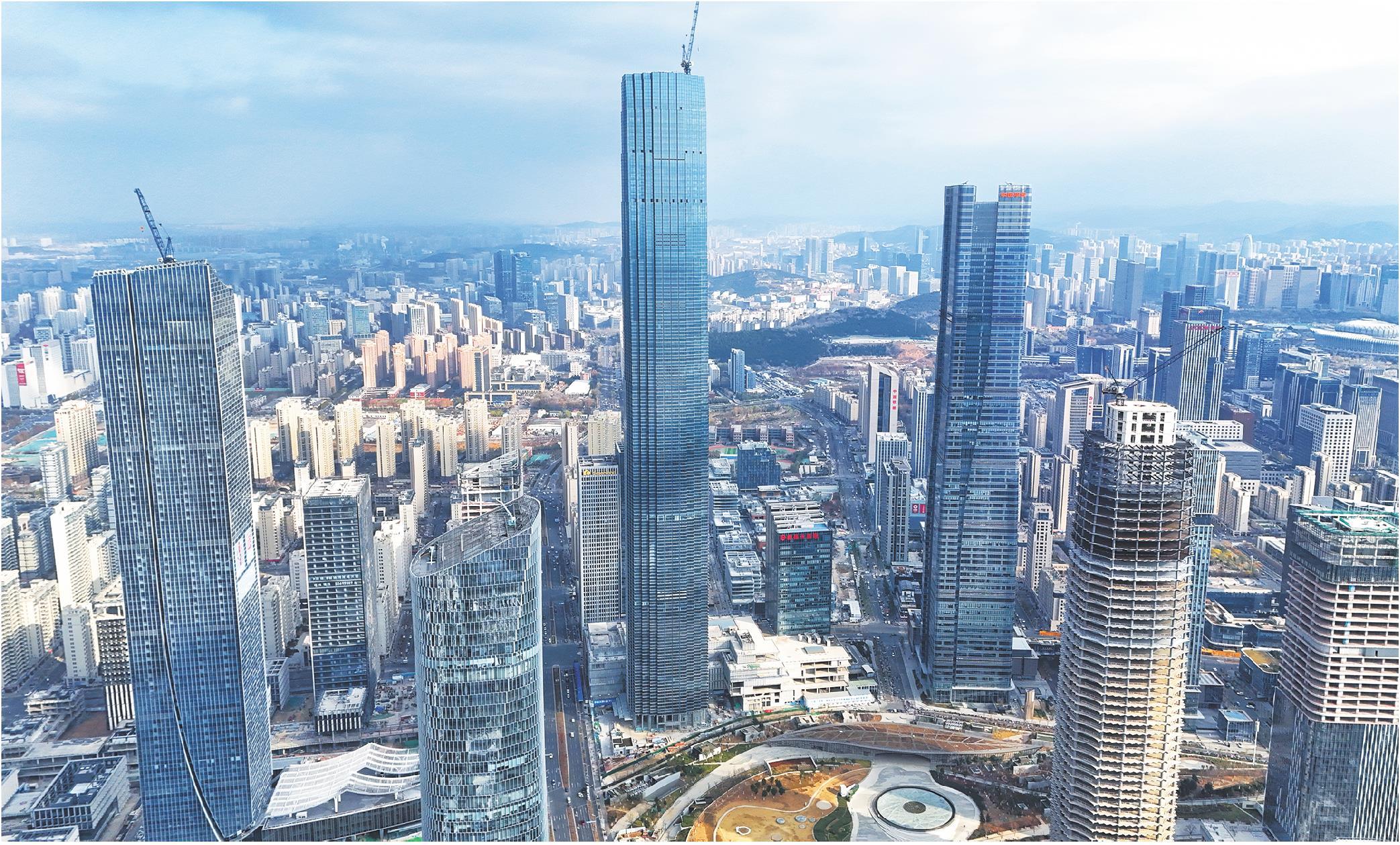 山东第一高塔冠幕墙封顶