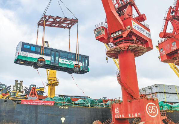 大客车乘船赴非洲